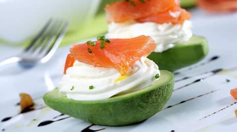 Palta con Queso Crema & Salmón Fresco